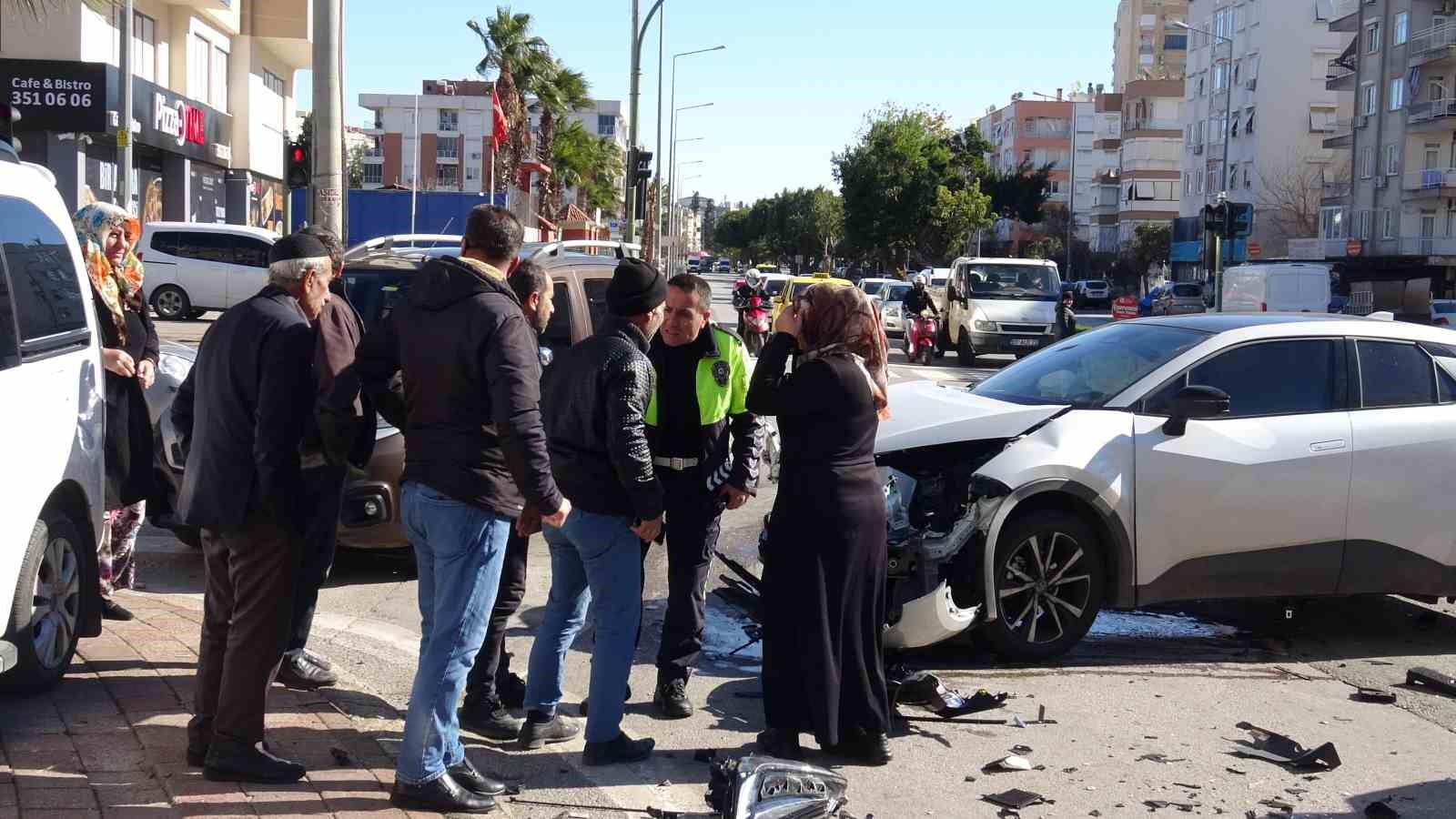 Kızlarının kaza yaptığını duyan anne-babayı polis sakinleştirdi