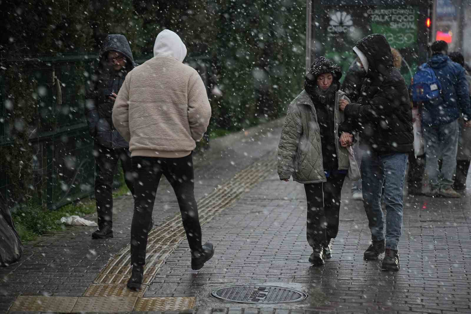 Bursa şehir merkezinde kar yağışı