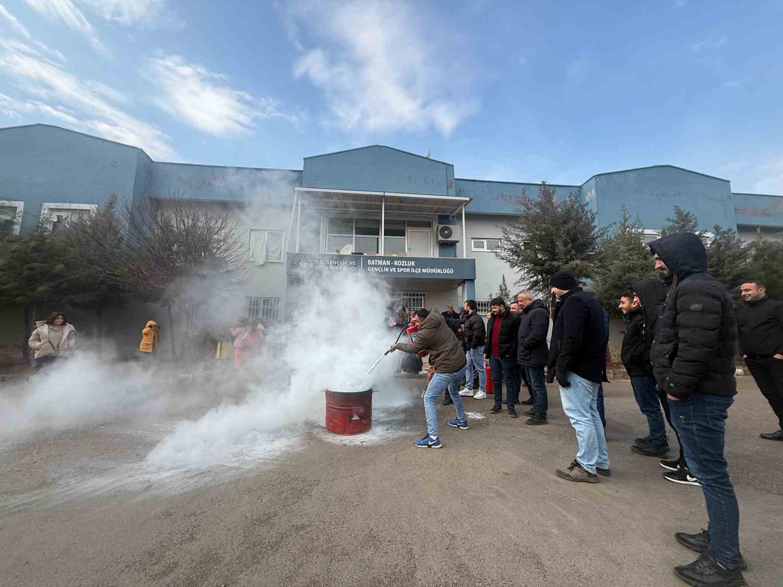 Kozluk Gençlik Merkezinde gerçeğini aratmayan yangın tatbikatı
