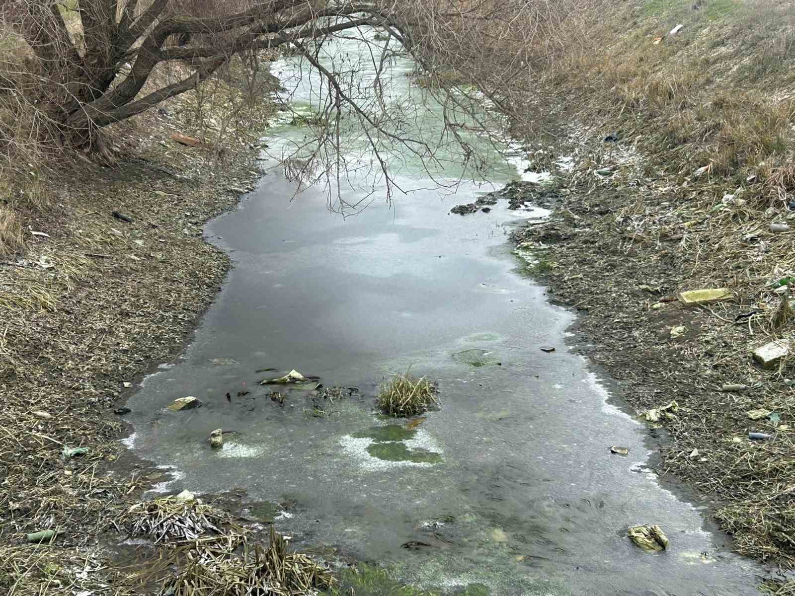 Eskişehir’de sulama kanalları buz tuttu
