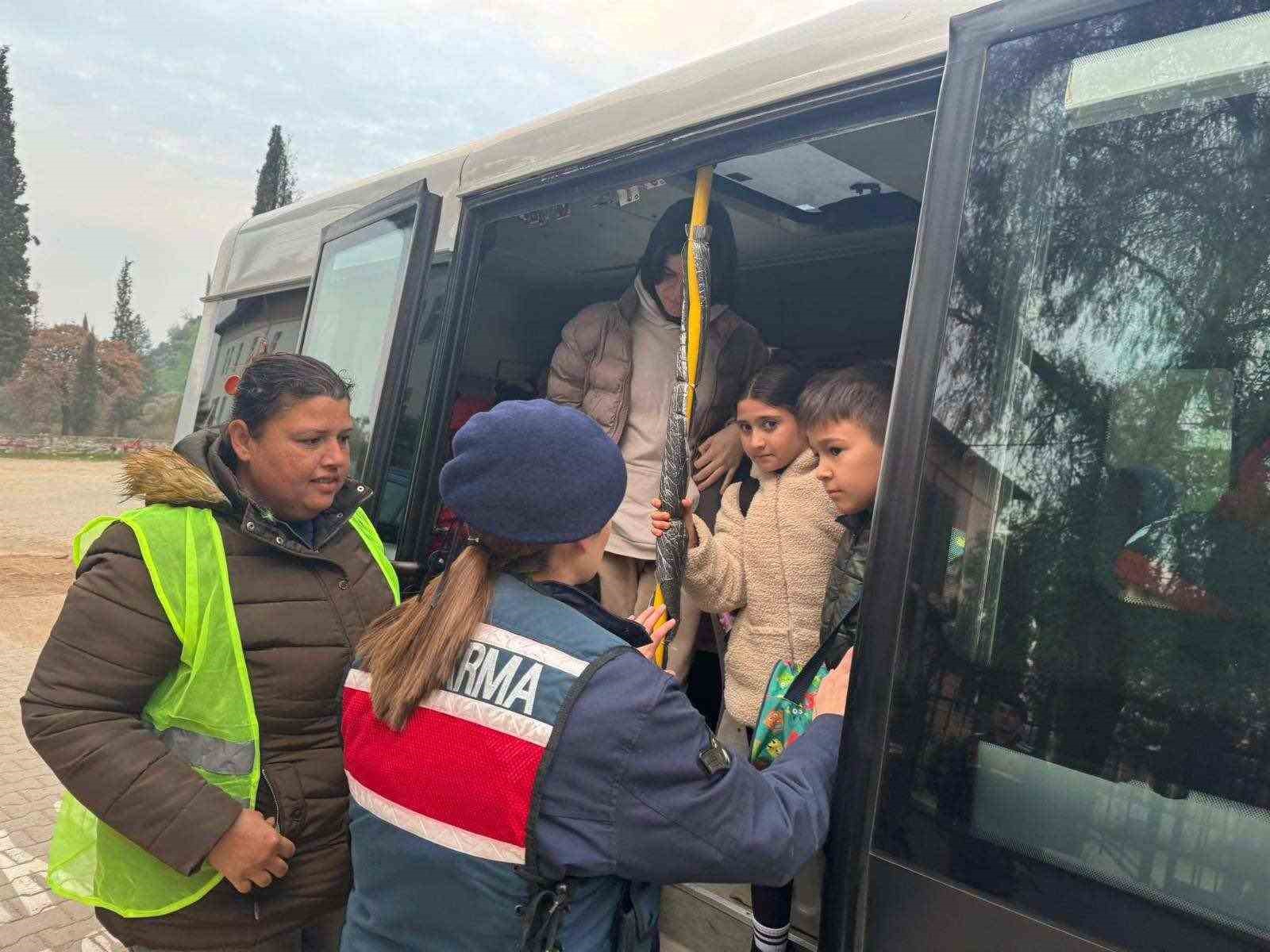 Aydın’da jandarma ekiplerinden okul önü denetimi
