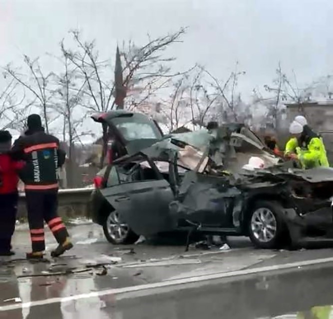 Otoyolda tırın altına giren otomobil kağıt gibi ezildi: 1 ölü, 3 yaralı
