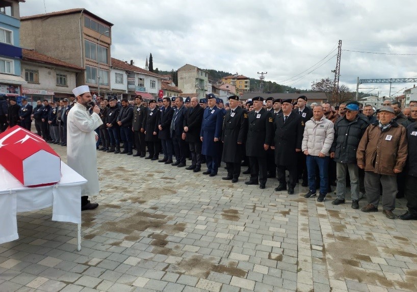 Evinde yanarak hayatını kaybeden Kıbrıs gazisi askeri törenle defnedildi