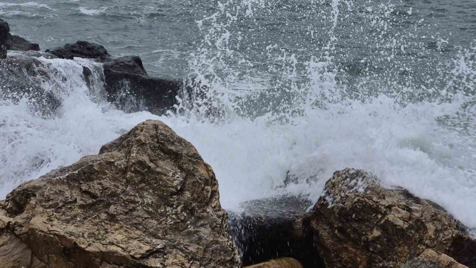 Amasra’da dalgaların boyu 3 metreyi aştı
