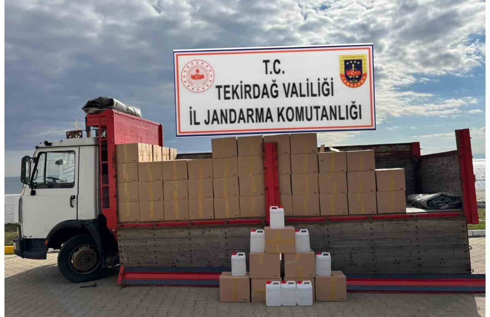 Tekirdağ’da 5 ton etil alkol ve binlerce kaçak tütün malzemesi ele geçirildi
