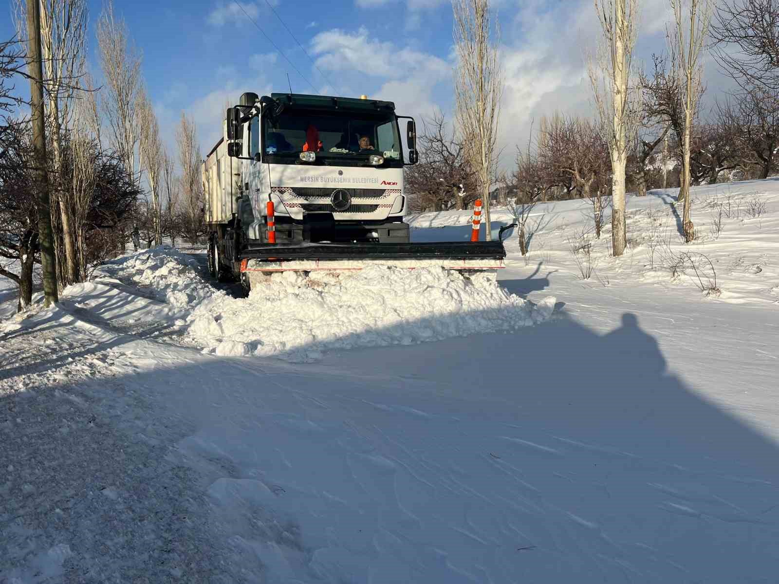 Mersin Mut’ta karla kaplanan yollar açıldı
