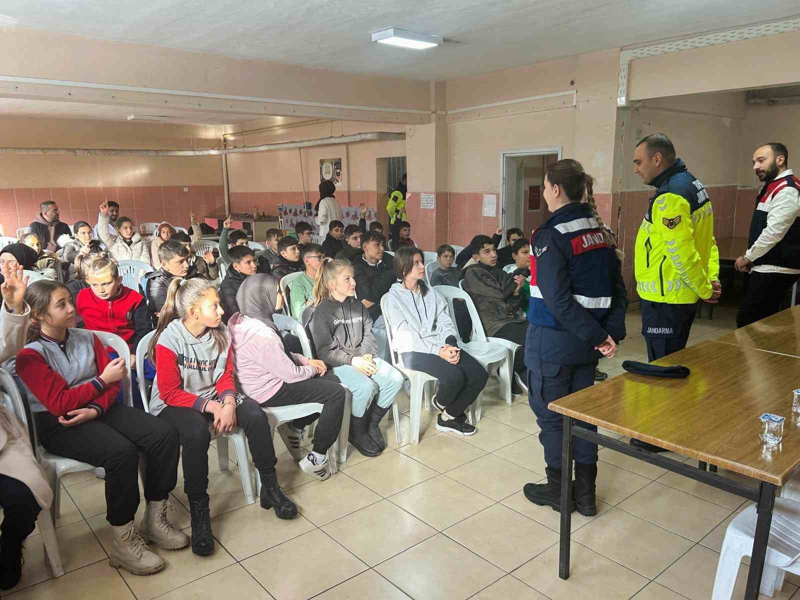 Kütahya’da jandarmadan öğrencilere eğitim
