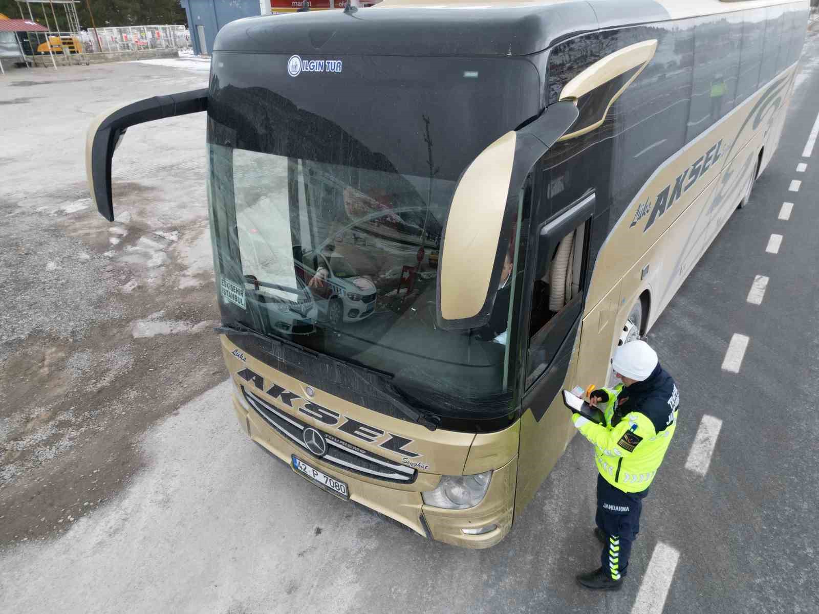 Jandarma yolcu gibi bindiği otobüsü denetledi
