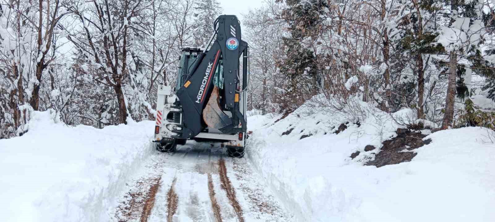 Trabzon’da kar nedeniyle kapalı mahalle yolu kalmadı
