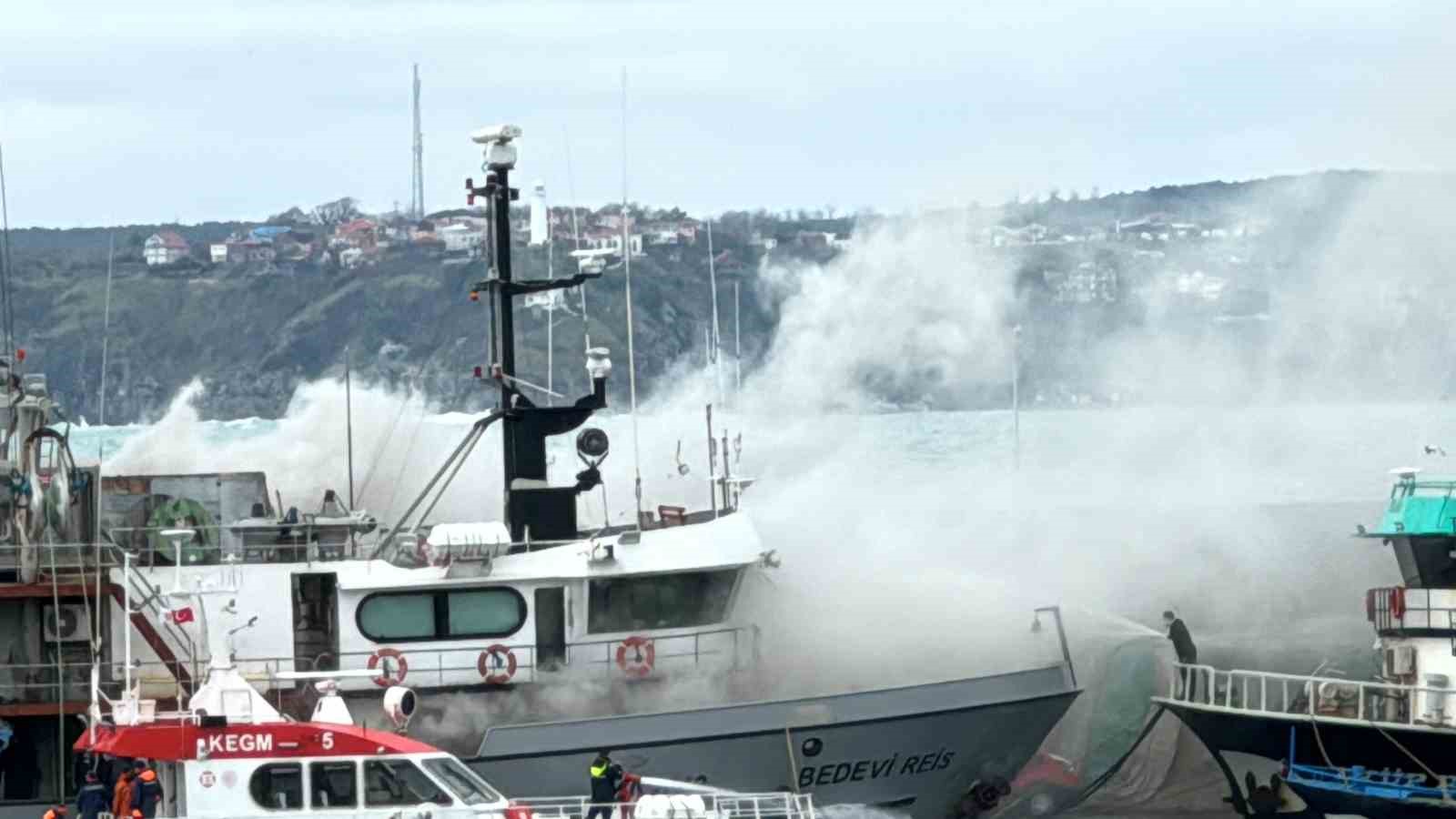 Balıkçı teknesinde yangın: 2 kişi dumandan etkilendi