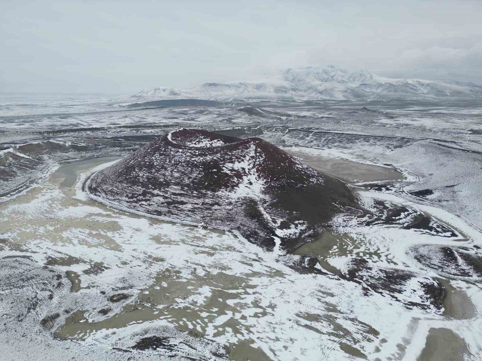 Meke Gölü’ne kar yağdı, eşsiz manzaralar oluştu
