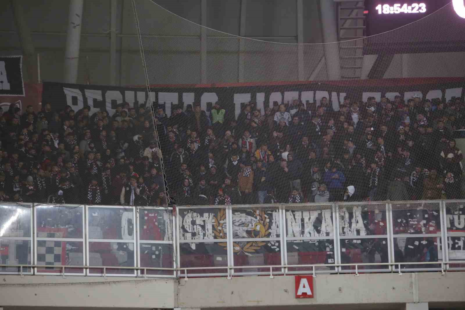 Beşiktaş taraftarları takımını yalnız bırakmadı
