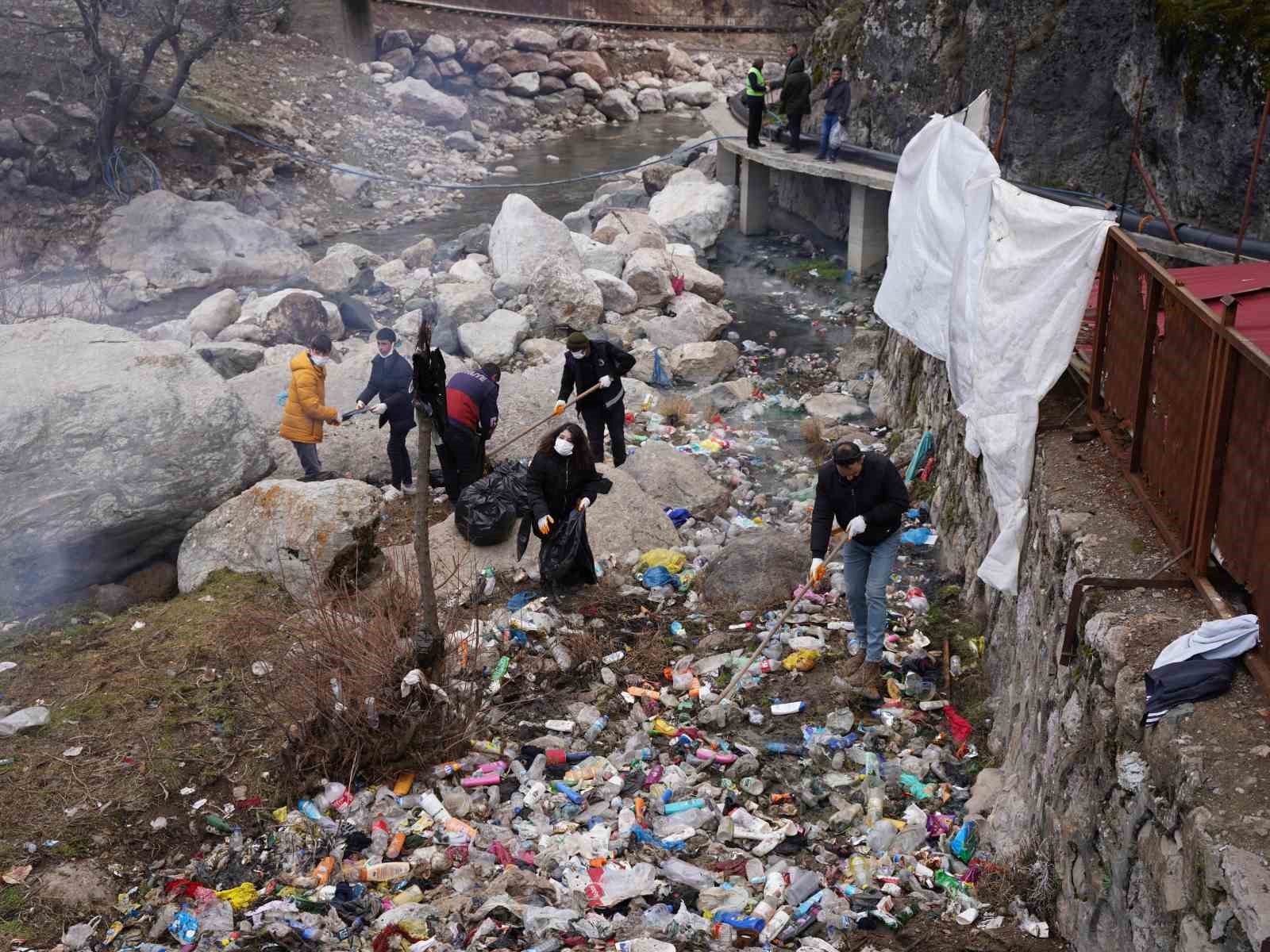 Şırnak’ta çöp toplama seferberliği: Doğada torbalarca çöp toplandı
