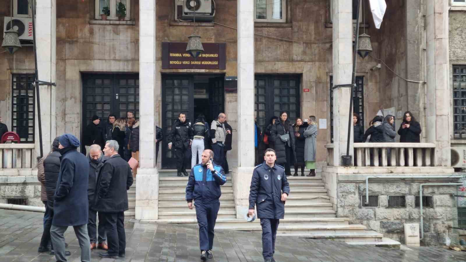 Beyoğlu Vergi Dairesi’nde yangın paniği
