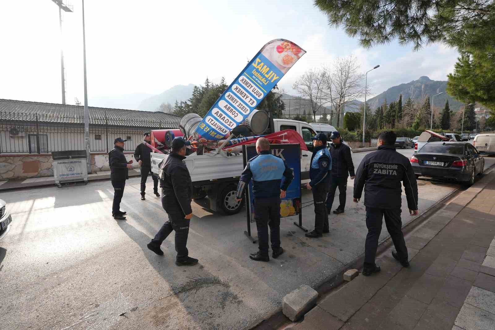 Denizli Büyükşehir Zabıtası kaldırım işgallerine geçit vermiyor
