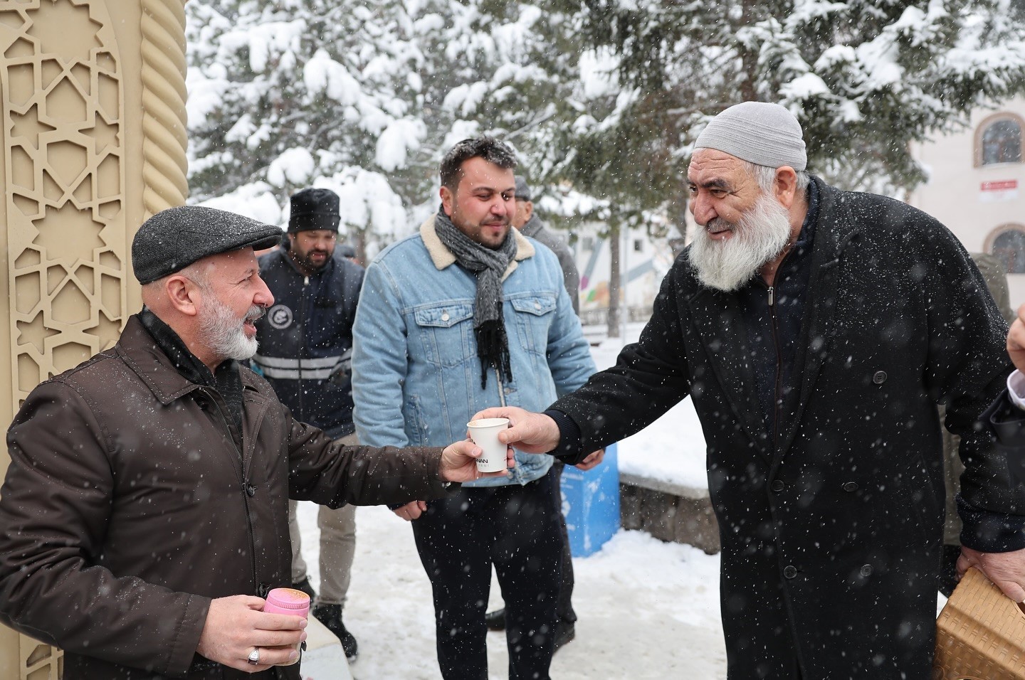 Kocasinan Belediyesi’nden soğuk havada salep ikramı
