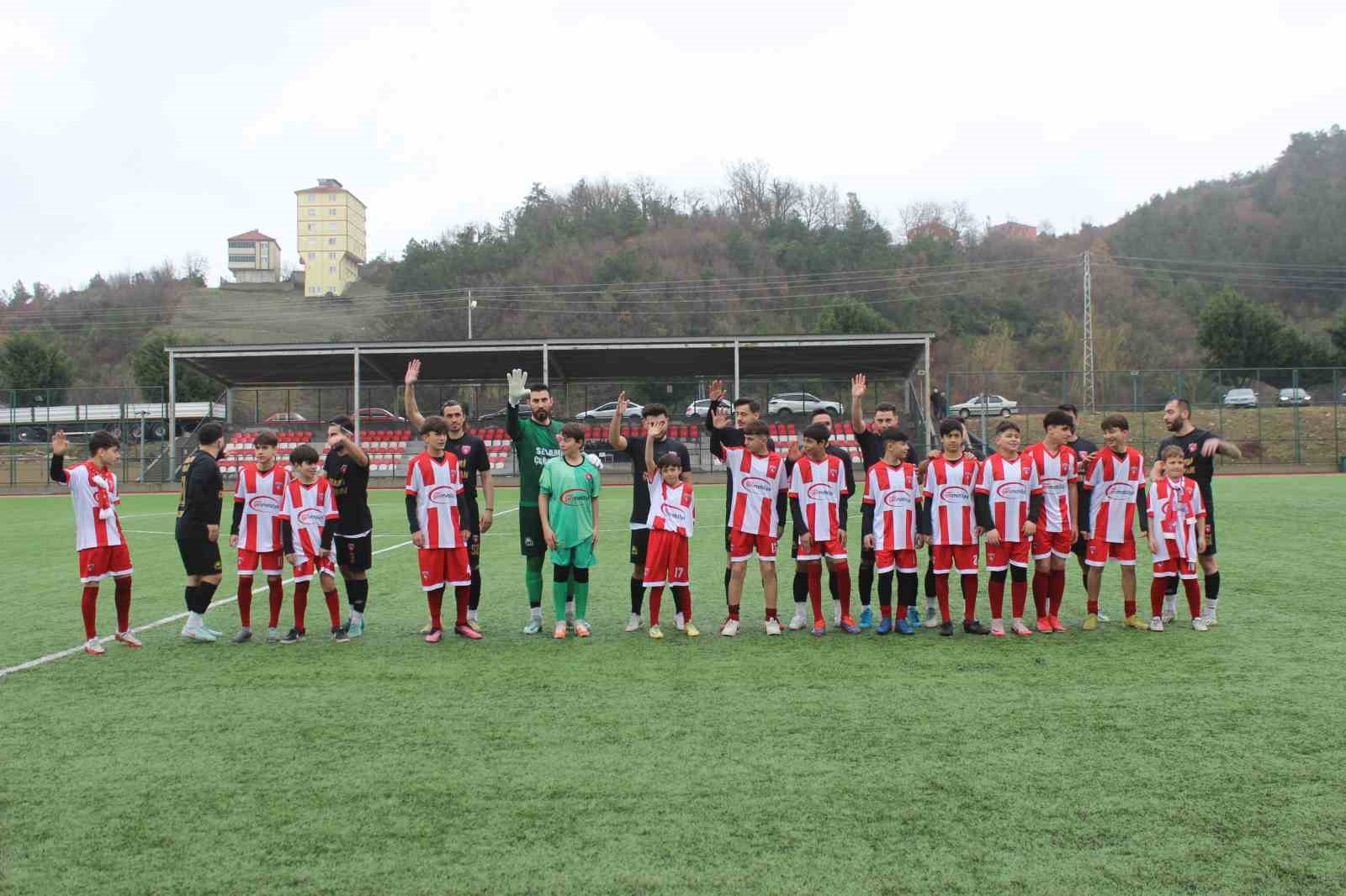 Türkeli BES, U-14 şampiyonluk kupasını kaldırdı
