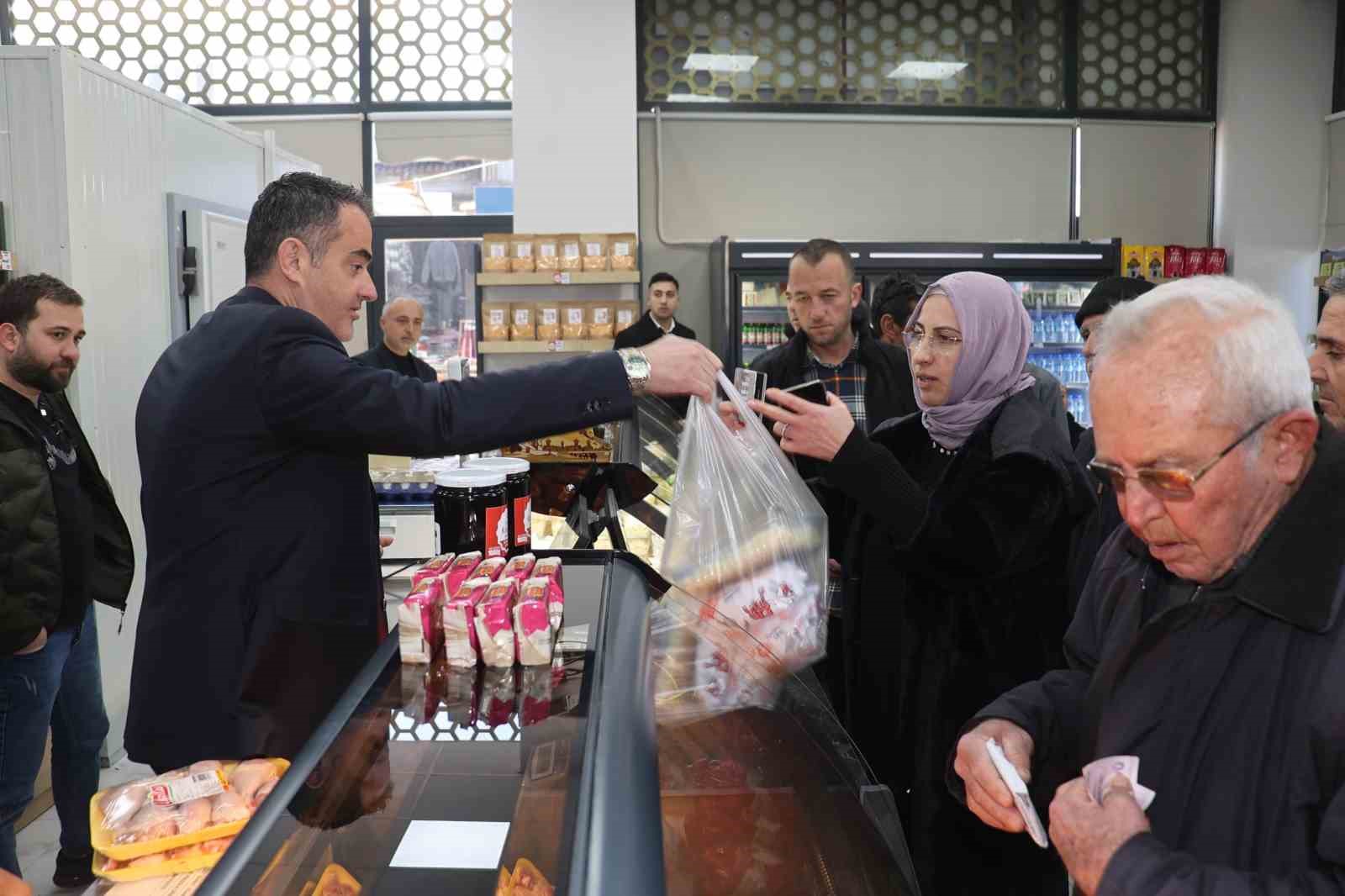 Koçarlı Market ilk günden yoğun ilgi gördü
