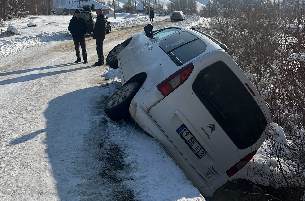 Virajı alamayarak yoldan çıkan araç köprü kenarında asılı kaldı