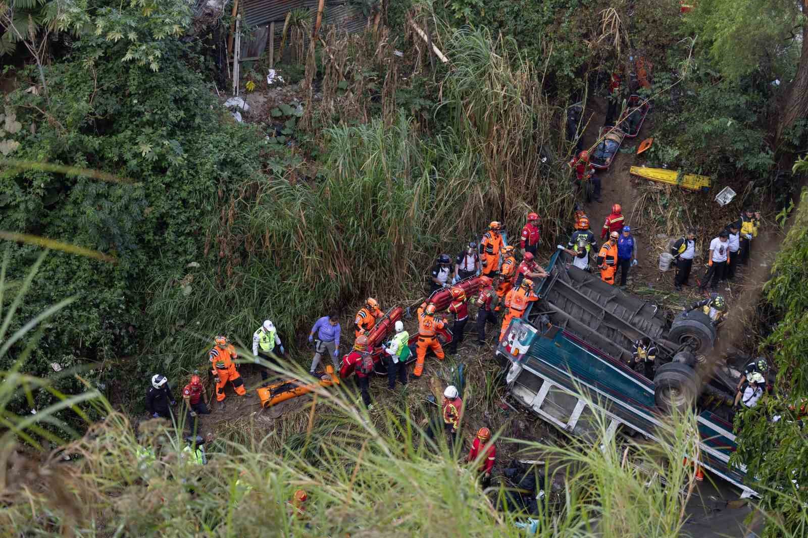 Guatemala’da yolcu otobüsü köprüden düştü: 51 ölü