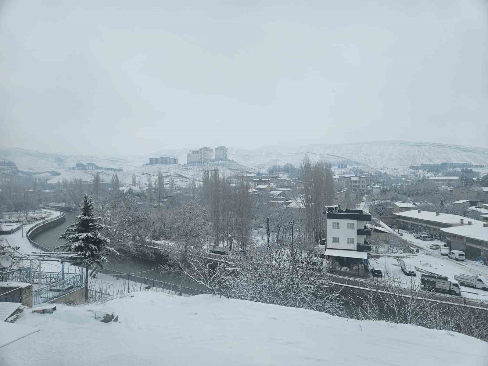 Darende’de kar yağışı sonrası kartpostallık görüntüler oluştu
