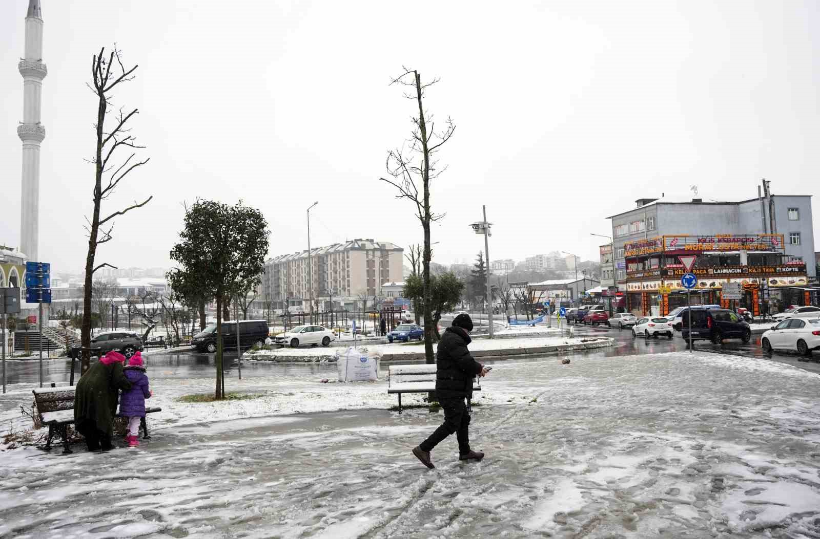 Arnavutköy beyaz örtü ile kaplandı
