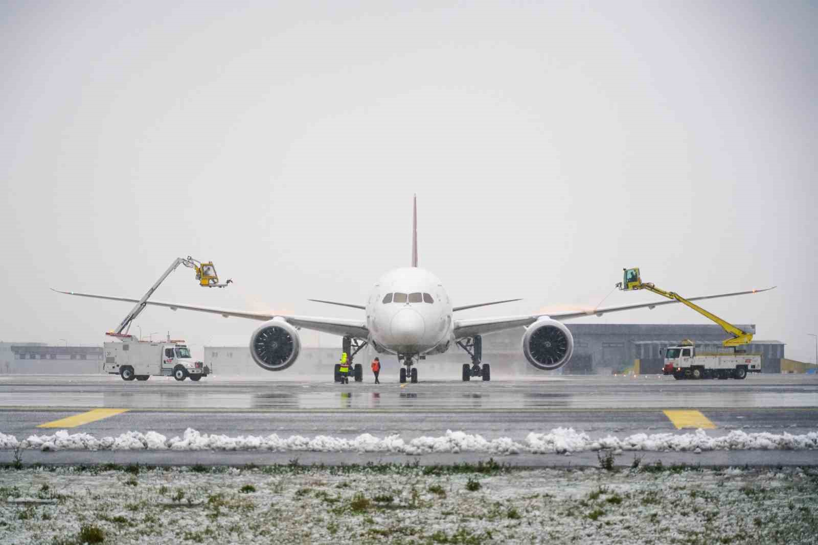 İstanbul Havalimanı’nda uçaklara buzlanmaya karşı "de-icing" işlemi uygulanıyor
