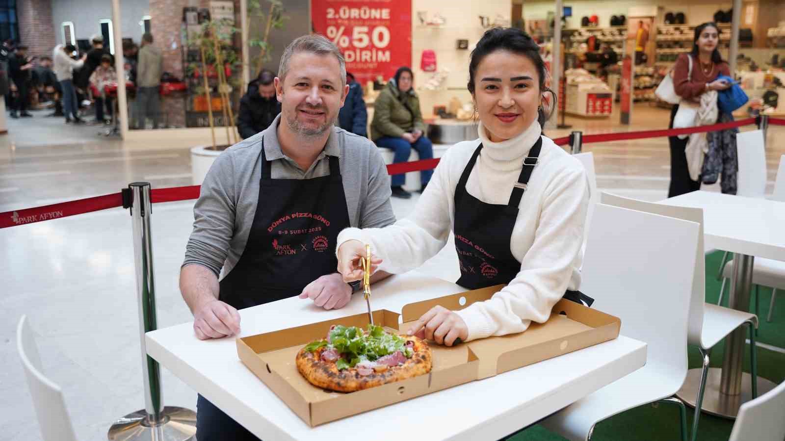 Pizza yapımı için 120 kişi bir araya geldi
