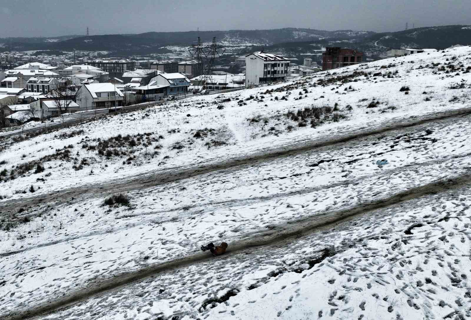 Arnavutköy beyaza büründü, çocuklar yokuştan poşetlerle kaydı
