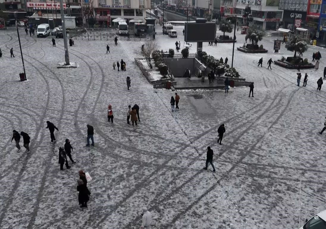 Esenyurt’ta polis ile vatandaşlar kar topu oynadı
