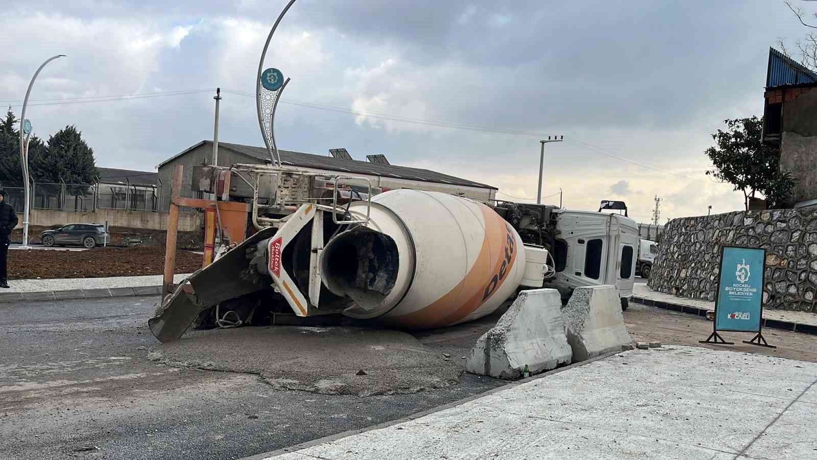 Gebze’de devrilen beton mikserin sürücüsü kazayı yara almadan atlattı
