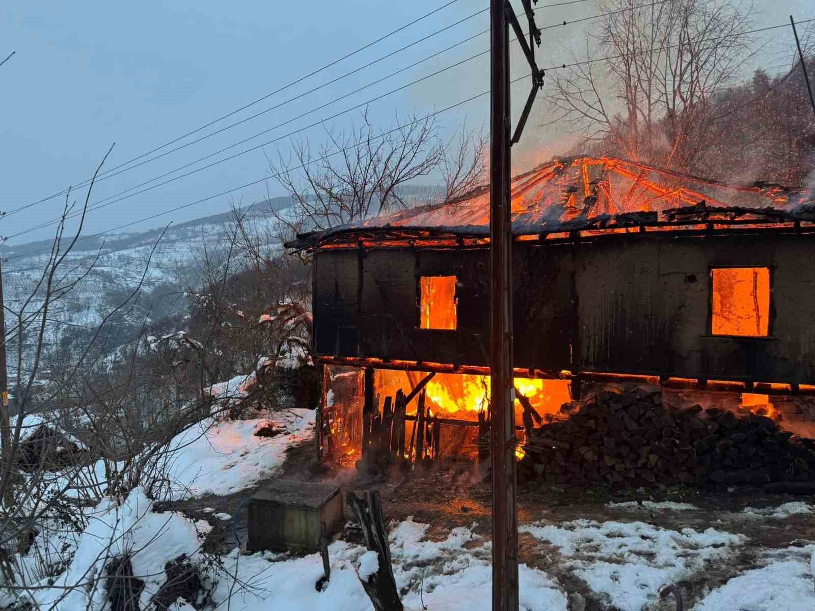 Alev topuna dönen 2 katlı yapı küle döndü