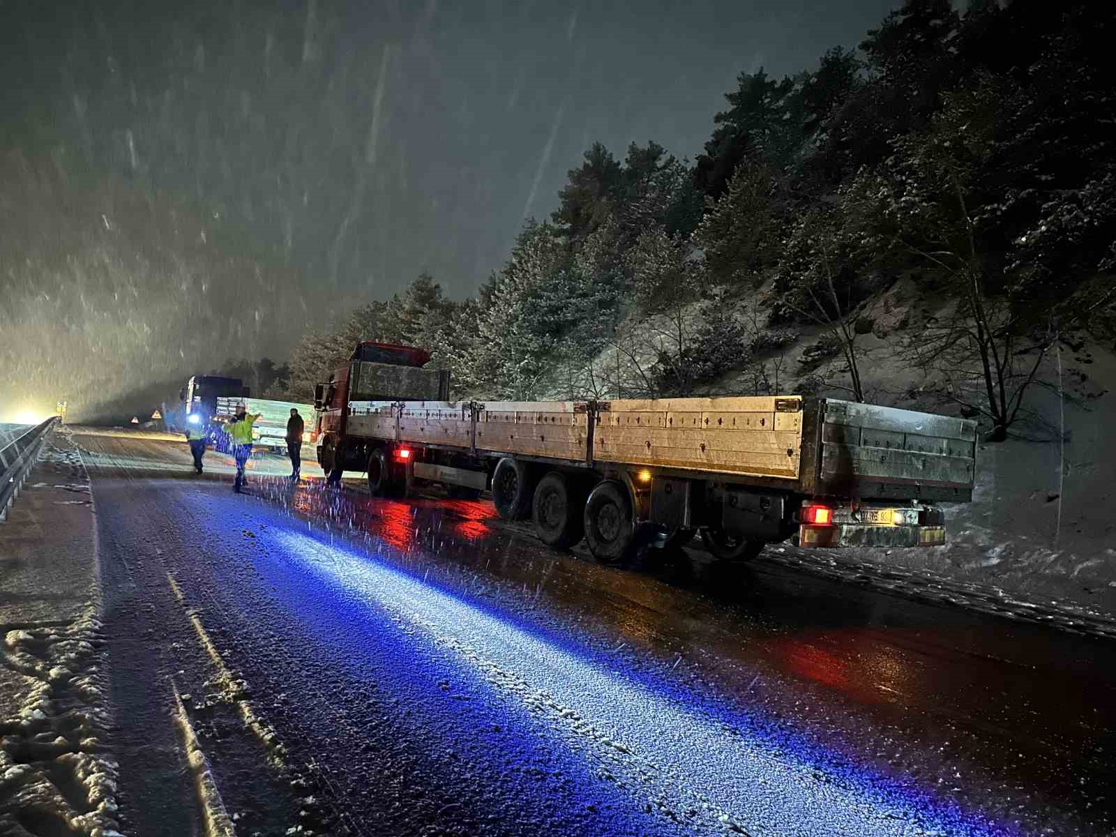 Kastamonu’da yoğun kar yağışı: Araçlar yolda mahsur kaldı
