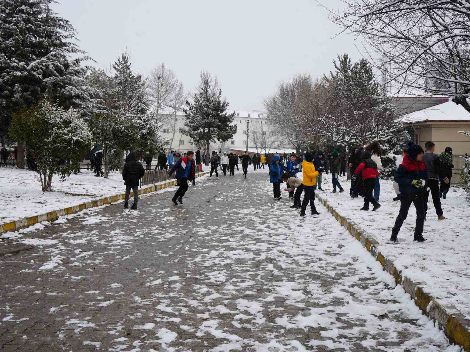 Kastamonu’da çocukların kar sevinci
