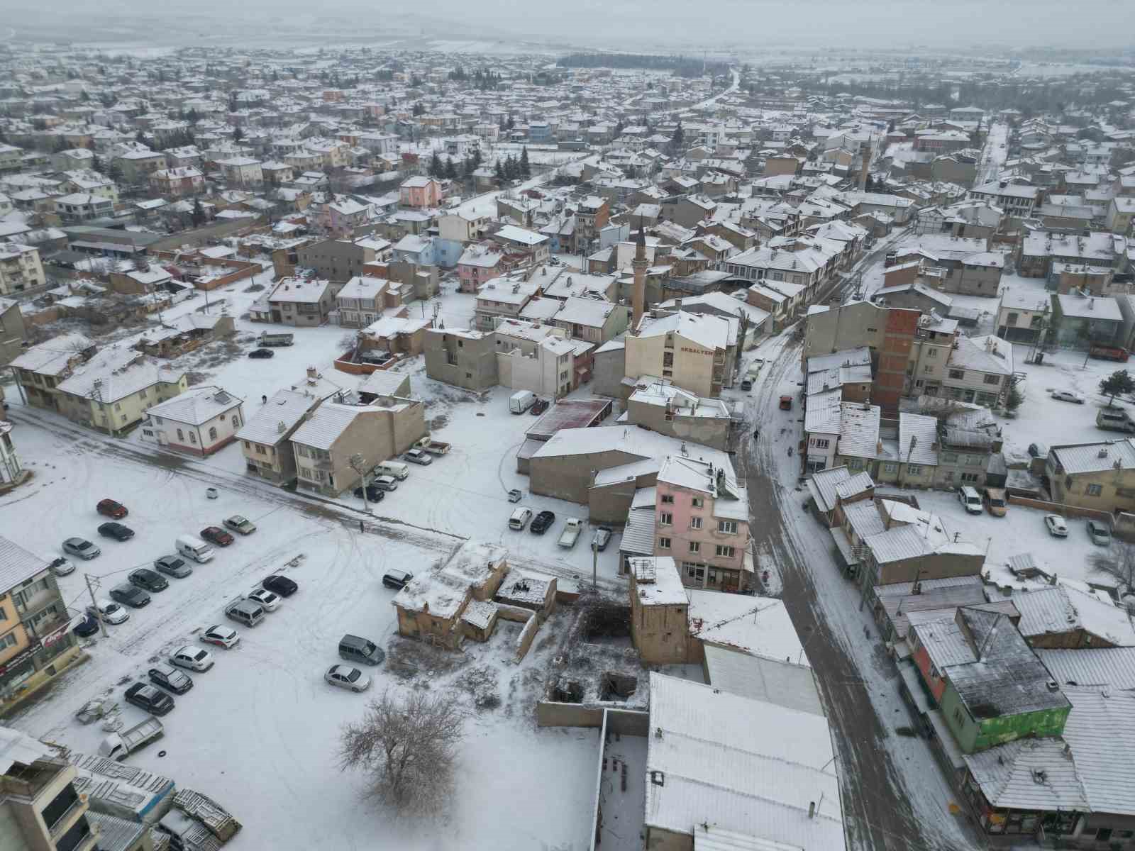 Bolvadin kar yağışı sonrası beyaza büründü
