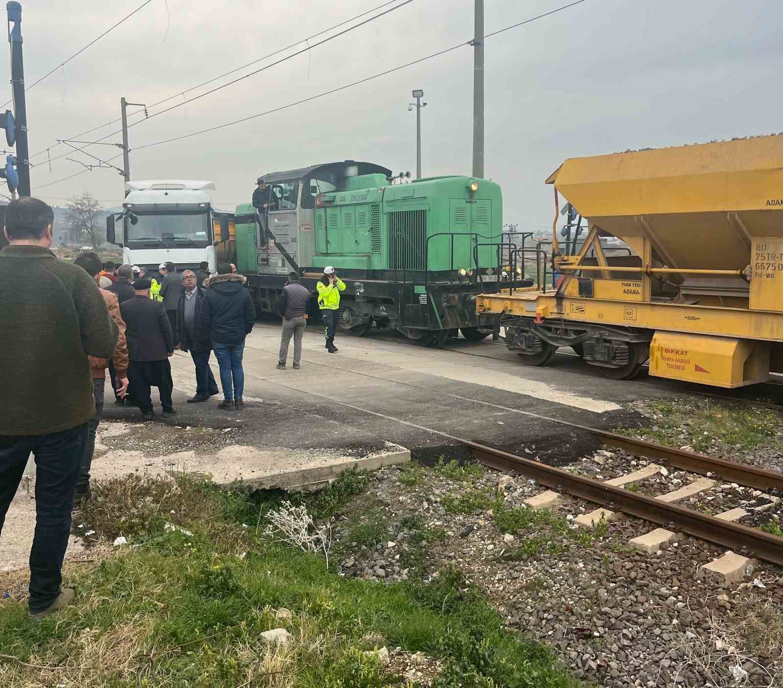 Osmaniye’de yük treniyle hafriyat kamyonu çarpıştı: 1 kişi yaralandı
