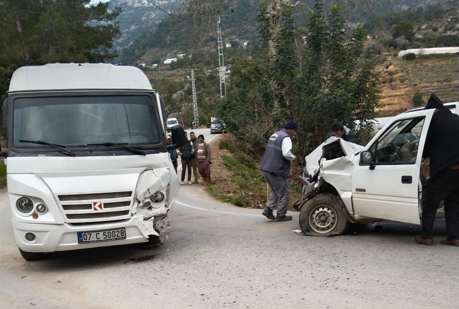 Öğrenci servisi ile kamyonet çarpıştı: 21’i öğrenci 24 yaralı