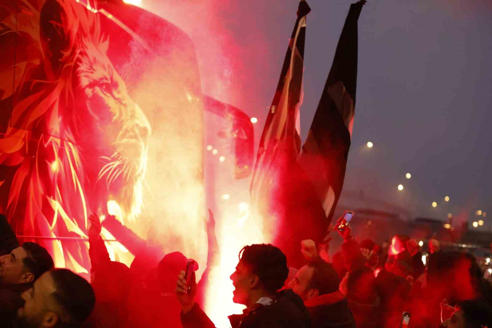 Galatasaray’a Amsterdam’da coşkulu karşılama
