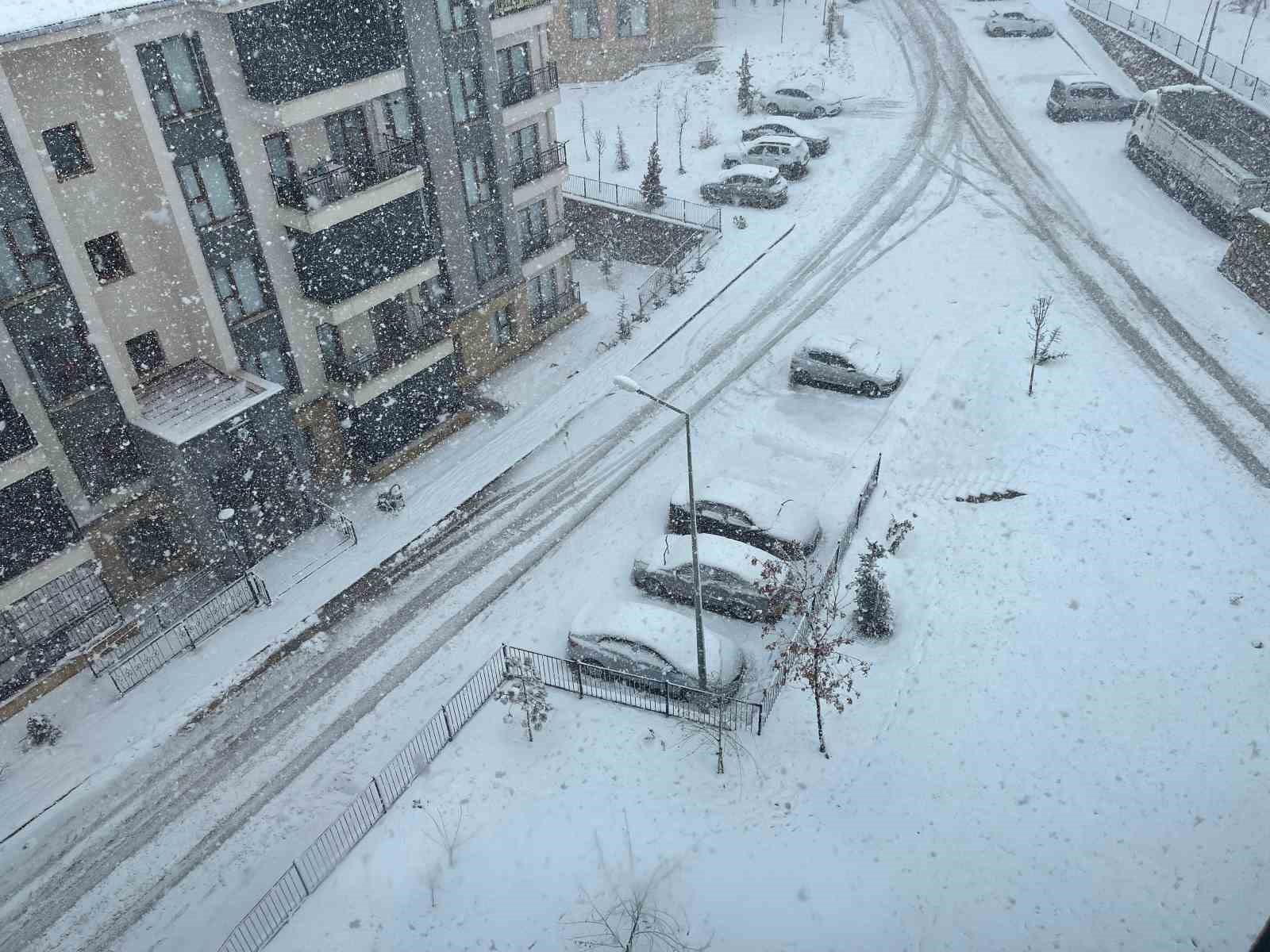 Elazığ’da kar yağışı etkisini sürdürüyor
