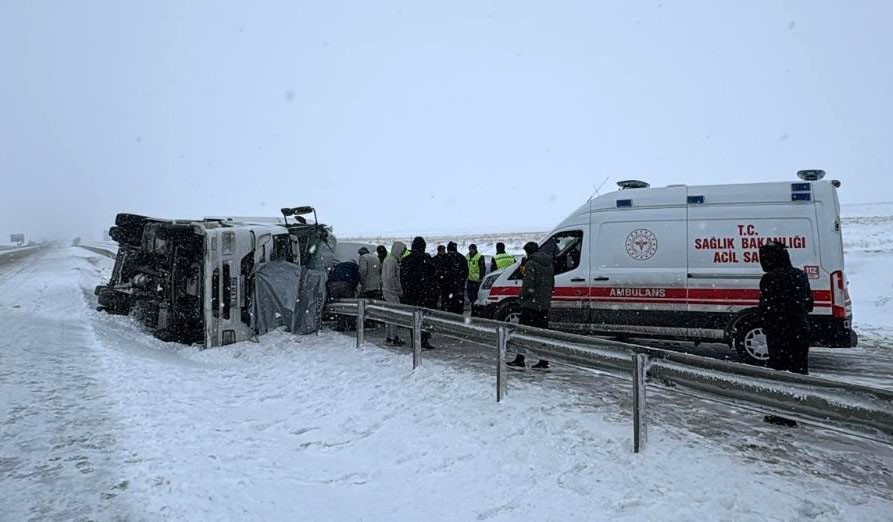 Konya’da kontrolden çıkan tır devrildi, sürücü yaralandı
