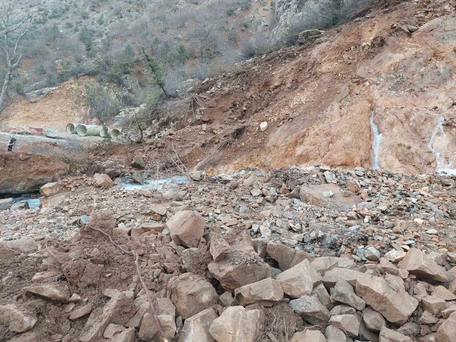 Çamlıkaya HES Tüneli heyelan nedeniyle ulaşıma kapandı
