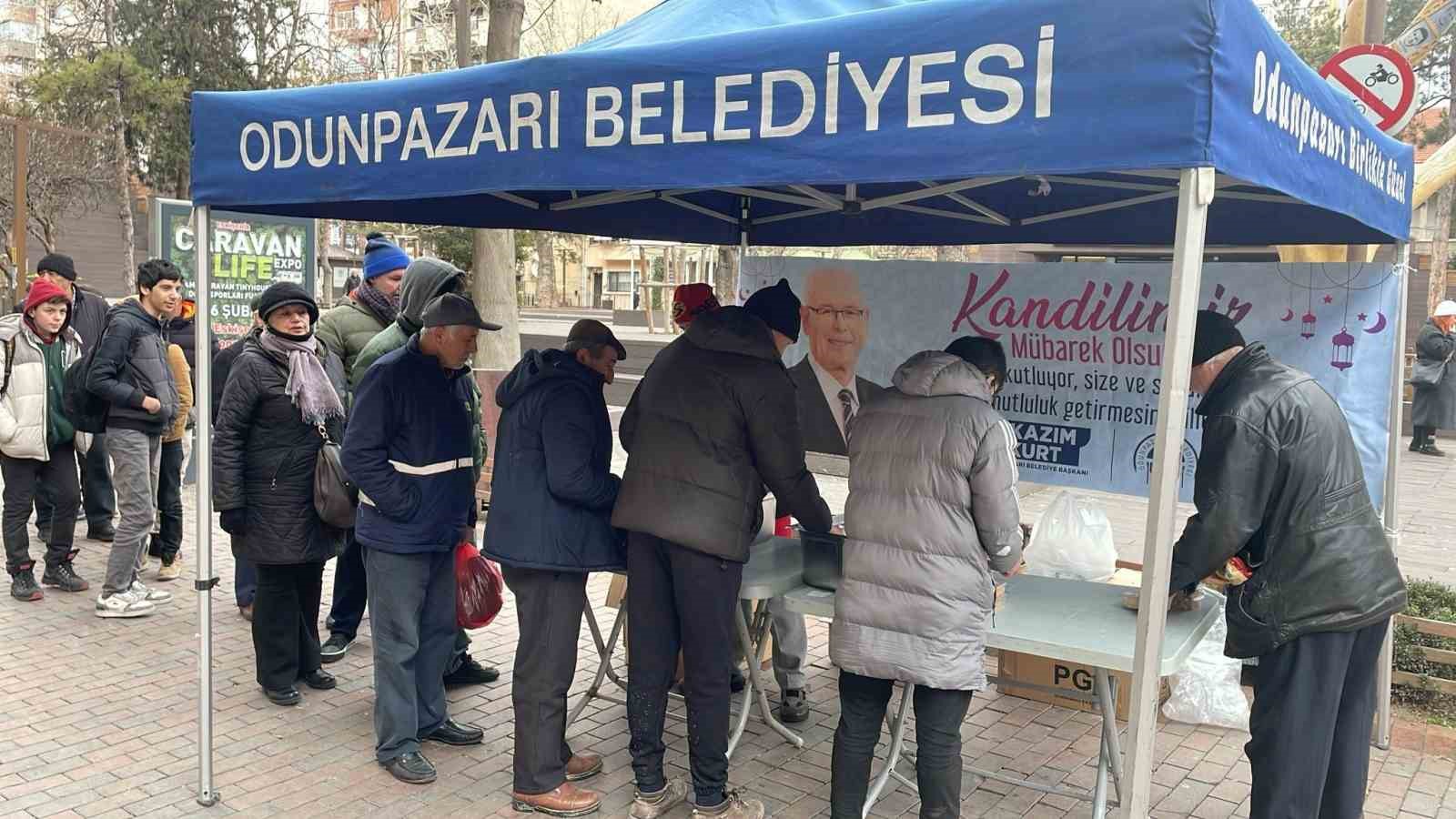 Odunpazarı Belediyesi’nden Regaip Kandili’nde helva ikramı
