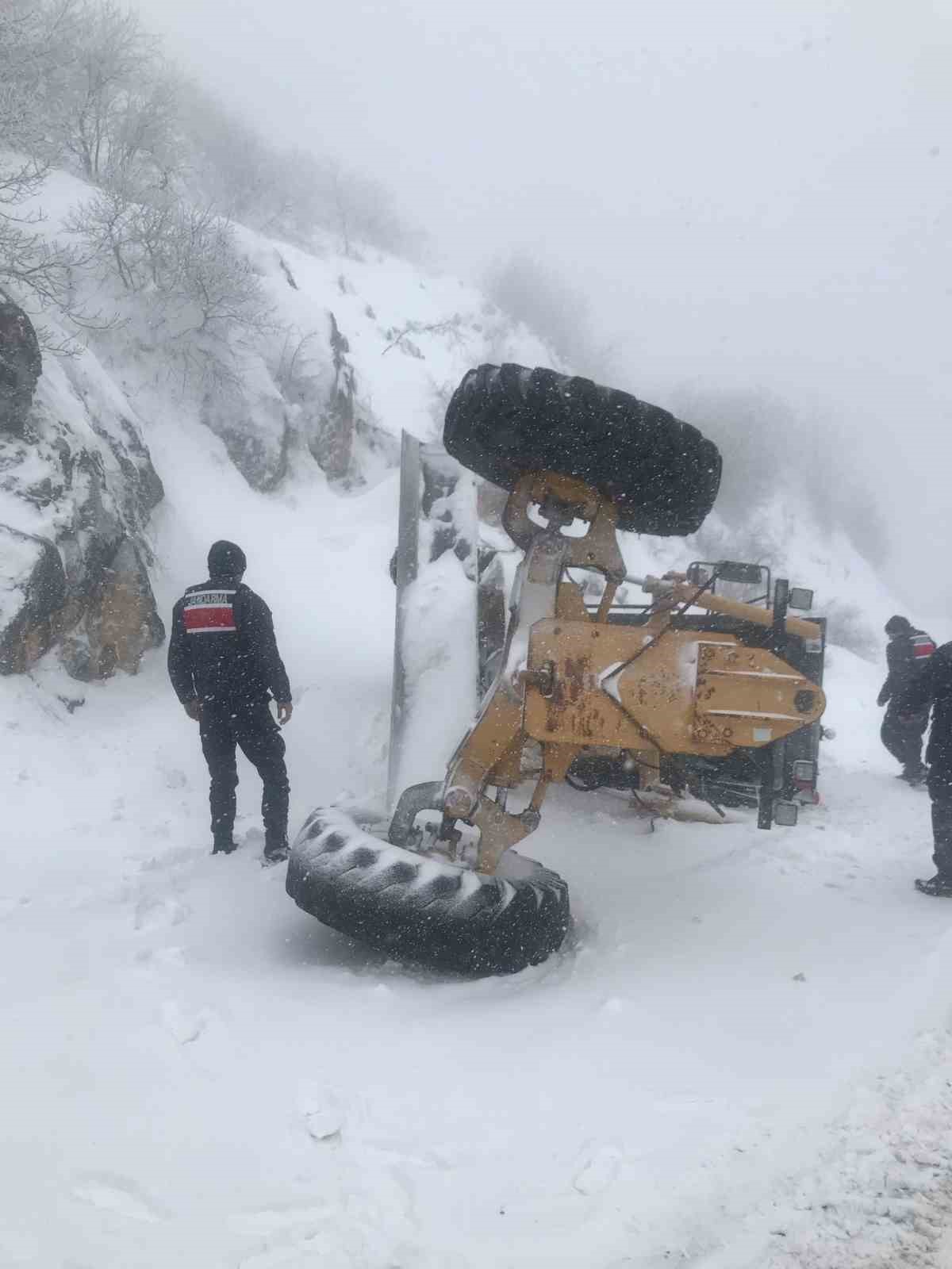 Kar temizliği yapan iş makinası devrildi, sürücüsü yaralandı
