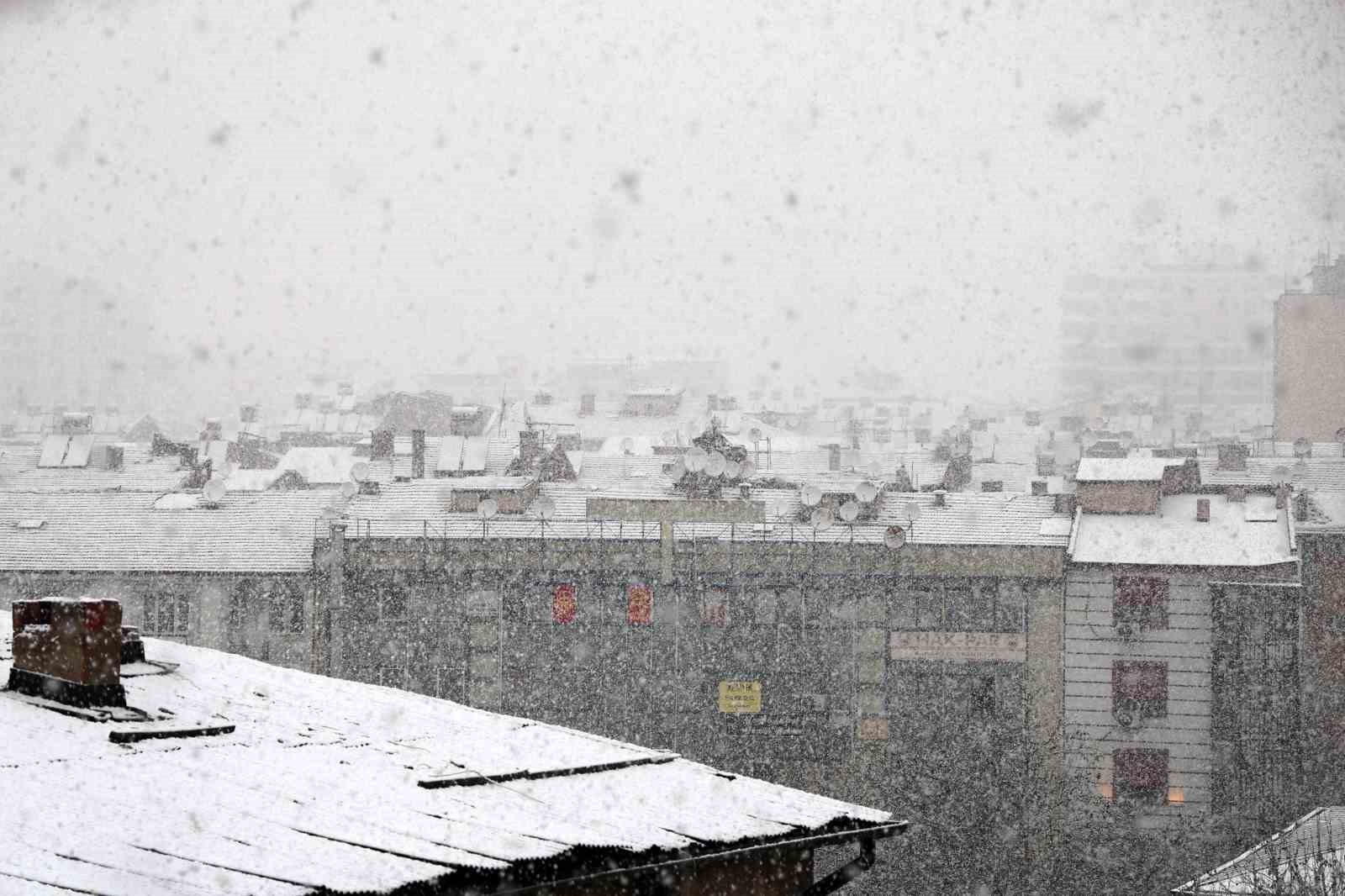 Elazığ’da yoğun kar yağışı başladı
