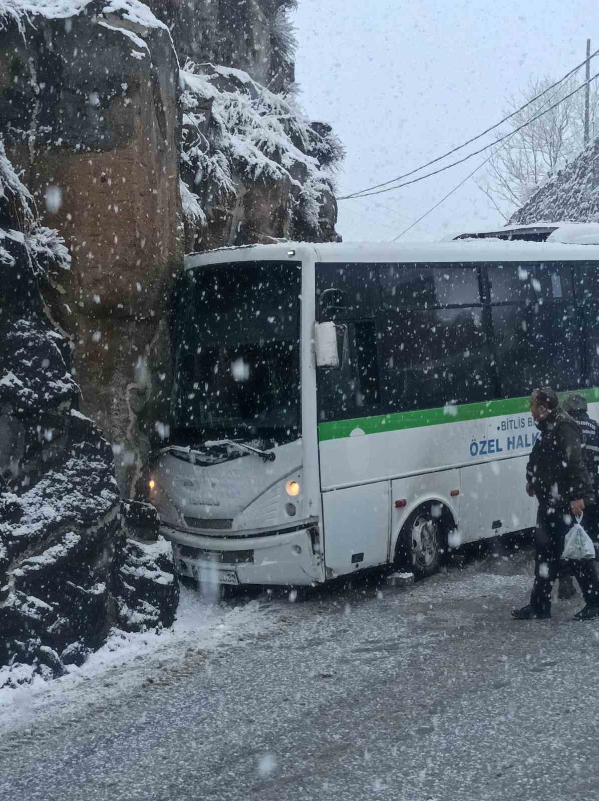 Kontrolden çıkan halk otobüsü kalenin duvarına çarptı: 4 yaralı