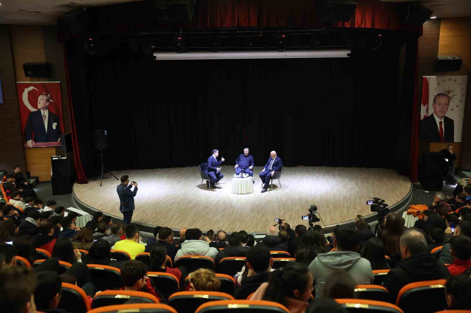 Türk futbolunun yaşayan efsanesi Darıcalı gençlerle buluştu
