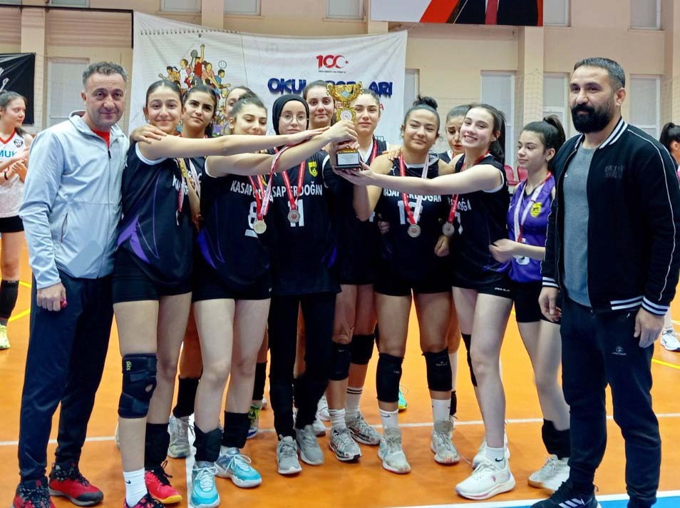 Kayseri Küçük Kızlar Voleybol Ligi’nde kupalar sahibini buldu
