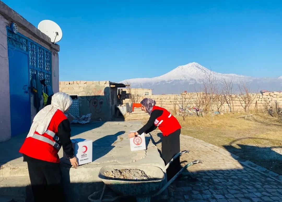 Kadın gönüllüler, ihtiyaç sahiplerine destek oluyor
