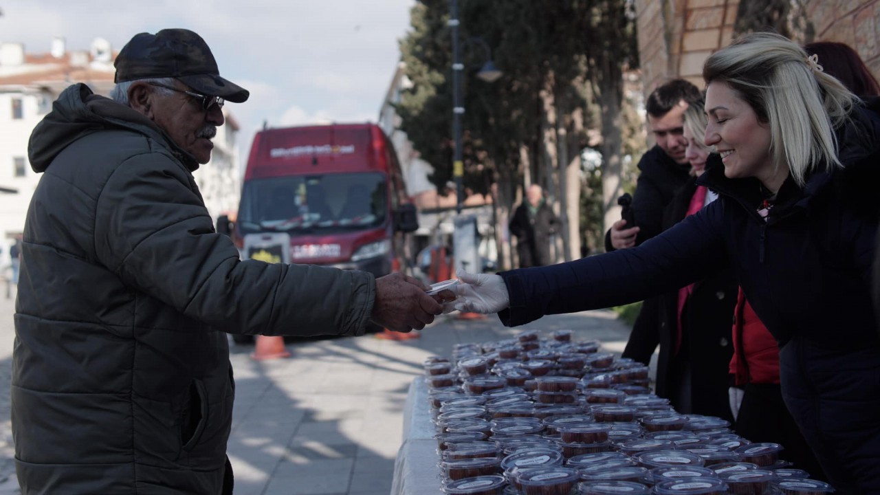 Silivri Belediyesi Berat Kandili’nde lokma ikramında bulundu
