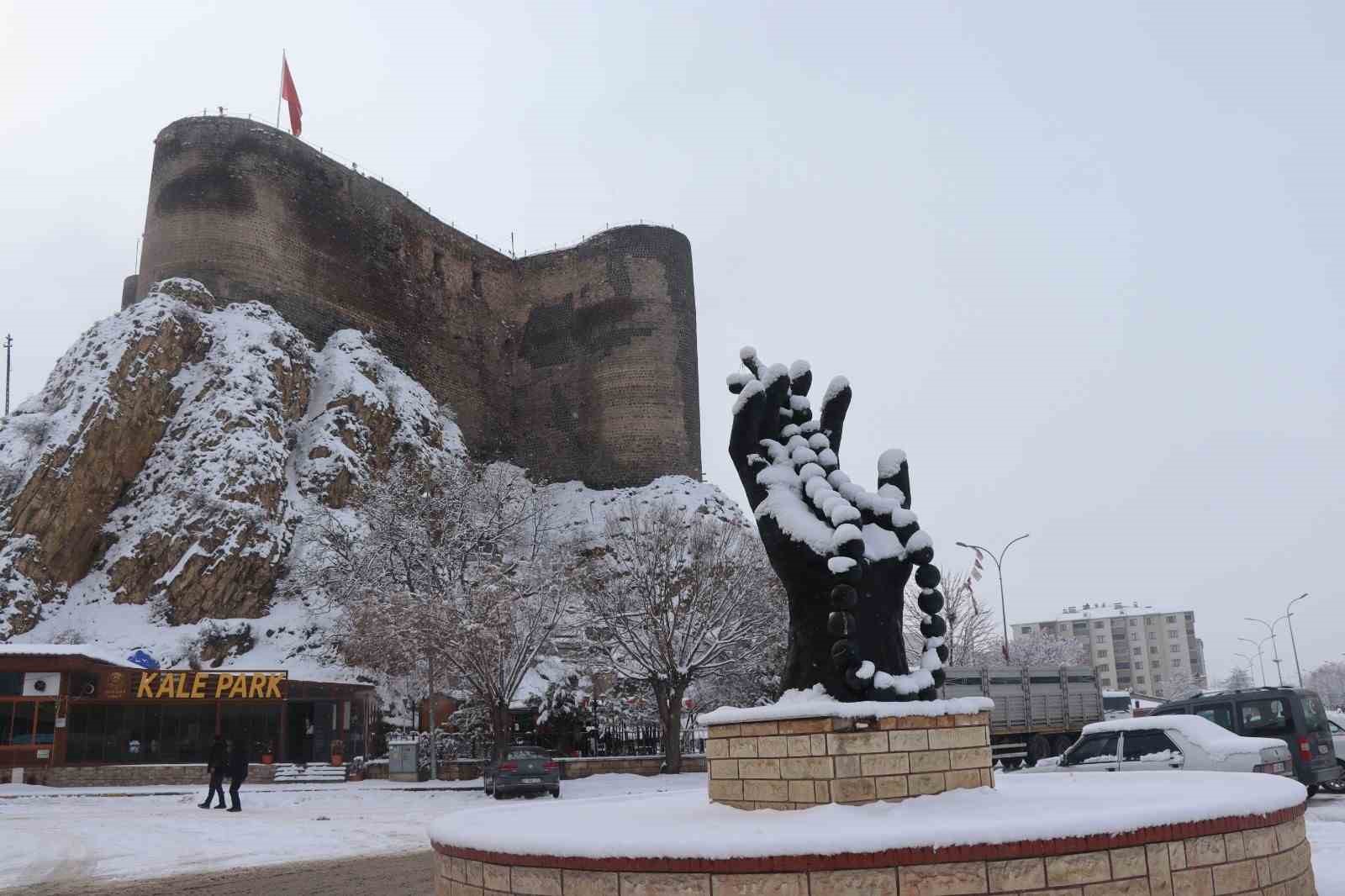 Oltu’da yoğun kar yağışı etkili oldu
